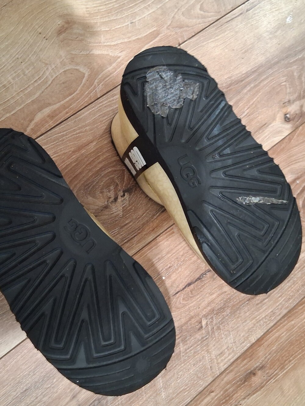 UGGS - Picture 10 of 10
